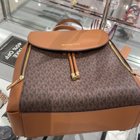 Michael Kors Backpack Bag Phoebe Medium Flap Drawstring Backpack 
Brown 
NWT - Picture 15 of 16